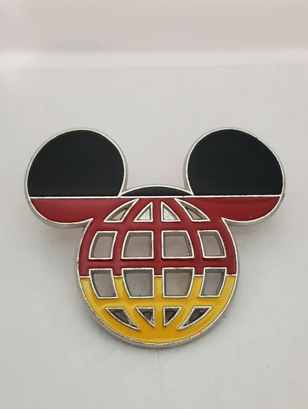 Disney Pin Trading Germany Lattice Flag Mickey Mouse Globe World Showcase Pin